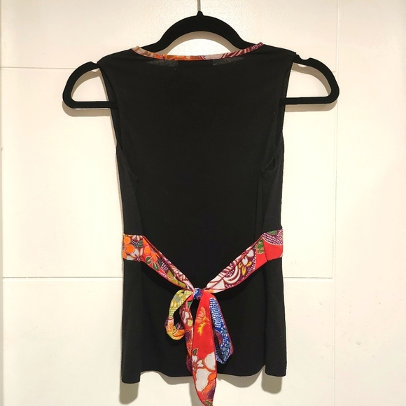 Fun sleeveless with tie back Size M - Picture 2 of 3